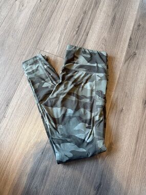 Wild Fable Green Camo High-Rise Leggings
